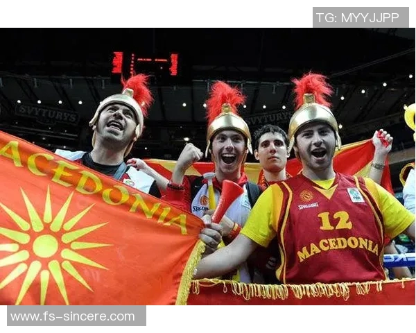 足球明星女友亲临赛场助阵激情四溢引发媒体热议与球迷关注 足球明星女友亲临赛场助阵激情四溢引发媒体热议与球迷关注